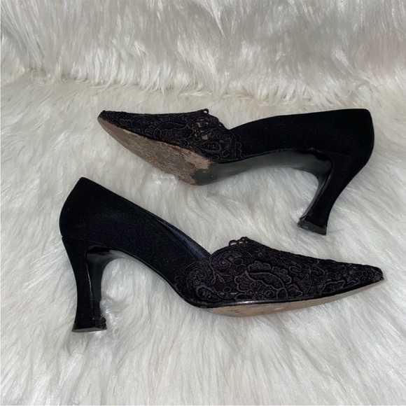 Vintage Stuart Weitzman Black Silk and Lace pumps, size 7 - Picture 2 of 9